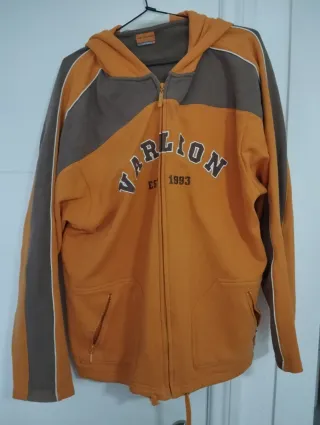 Sudadera con capucha y cremallera. Talla L/XL