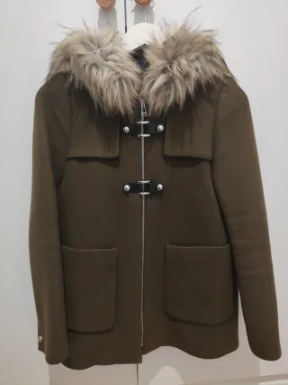 Chaqueta trenca con capucha y pelo