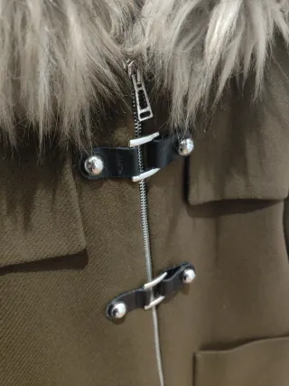 Chaqueta trenca con capucha y pelo