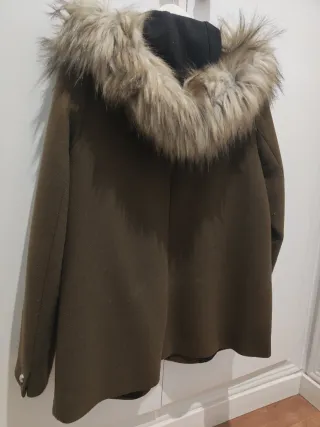 Chaqueta trenca con capucha y pelo