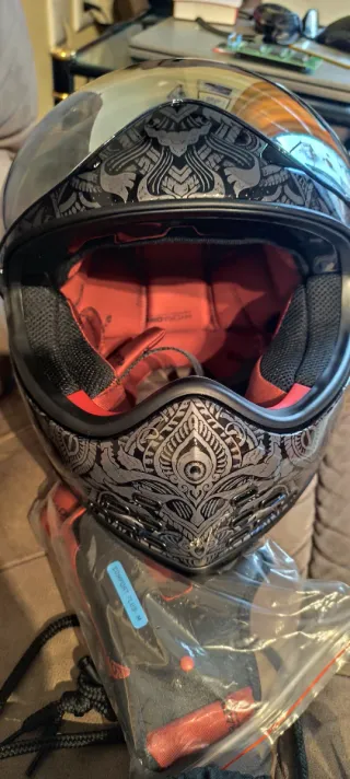 Casco Moto ICON DOMAIN GRAVITAS usado dos horas.