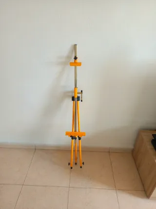 Trípode para pintar amarillo