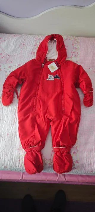 Buzo rojo para bebé con capucha, manoplas y patuco