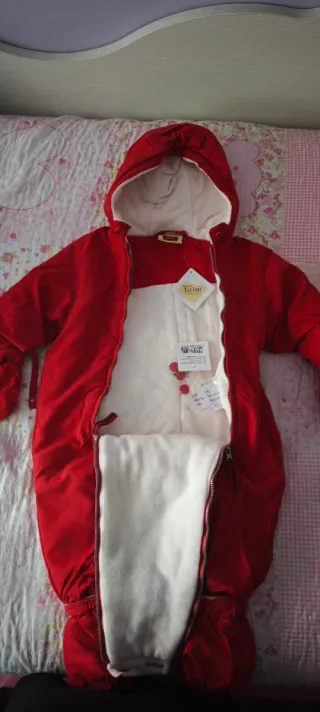 Buzo rojo para bebé con capucha, manoplas y patuco