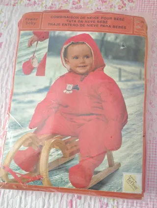 Buzo rojo para bebé con capucha, manoplas y patuco