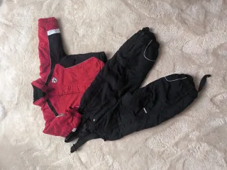 Conjunto esquí niño chaqueta y pantalón.