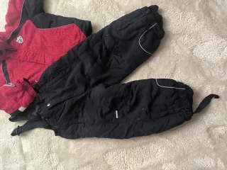 Conjunto esquí niño chaqueta y pantalón.