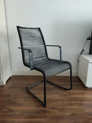 Silla IKEA exterior con reposabrazos