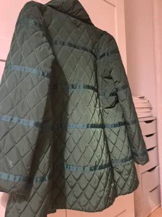 Chaqueta acolchada verde con cintas