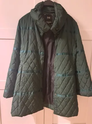 Chaqueta acolchada verde con cintas