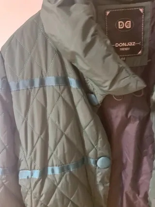 Chaqueta acolchada verde con cintas