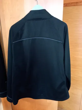 Chaqueta deportiva mujer negra