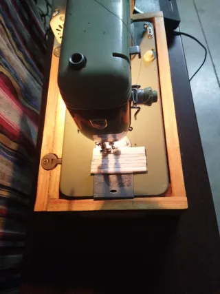 Máquina de coser Sigma con motor y pedal