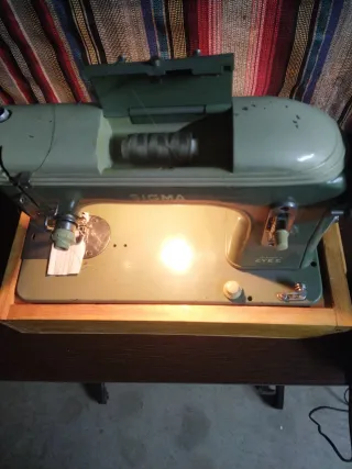 Máquina de coser Sigma con motor y pedal