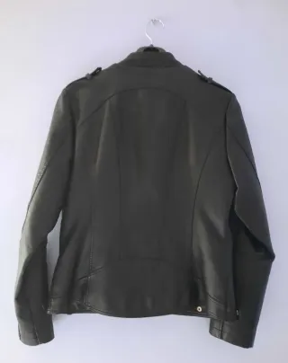 Cazadora imitación piel negra mujer