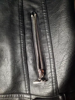 Cazadora imitación piel negra mujer