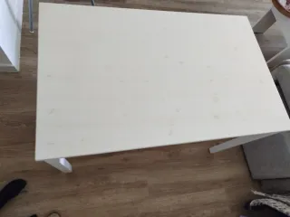 Mesa de comedor blanca de madera