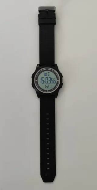 Reloj digital de pulsera en perfecto estado.