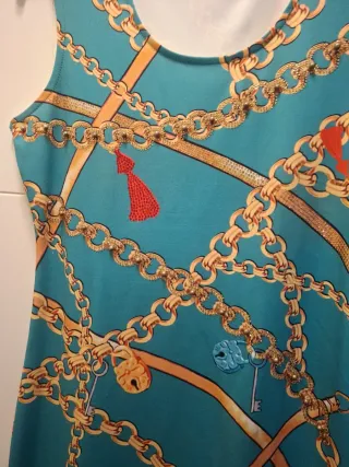 Vestido con estampado de cadenas