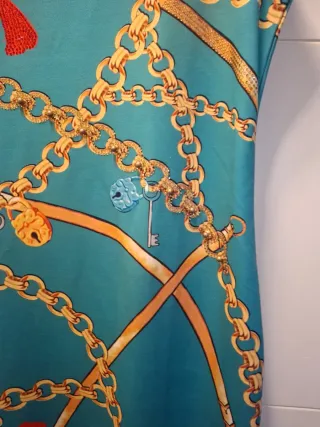 Vestido con estampado de cadenas
