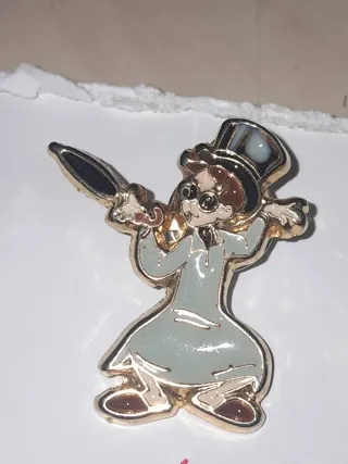 Pin de personaje con sombrero y paraguas