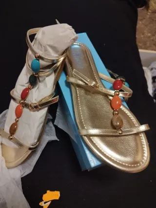Sandalias doradas planas con abalorios