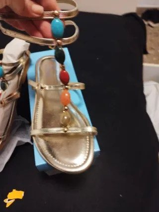 Sandalias doradas planas con abalorios