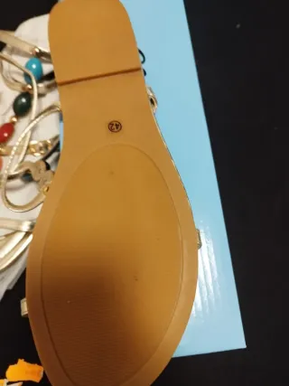 Sandalias doradas planas con abalorios