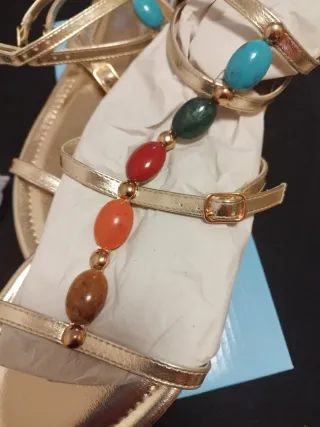 Sandalias doradas planas con abalorios