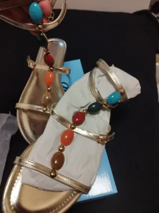 Sandalias doradas planas con abalorios