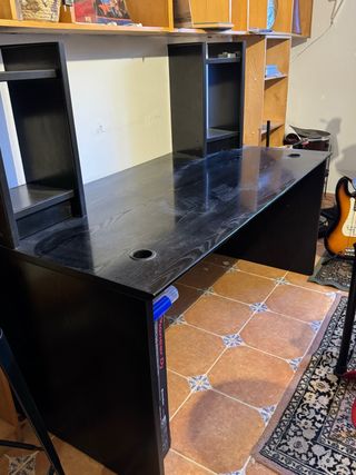 Mesa de escritorio negra de madera