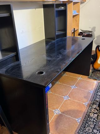Mesa de escritorio negra de madera