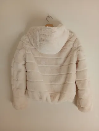 Chaqueta pelo sintético con capucha