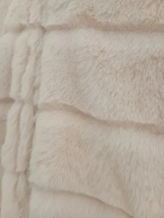 Chaqueta pelo sintético con capucha