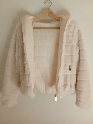 Chaqueta pelo sintético con capucha