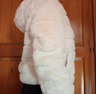 Chaqueta pelo sintético con capucha