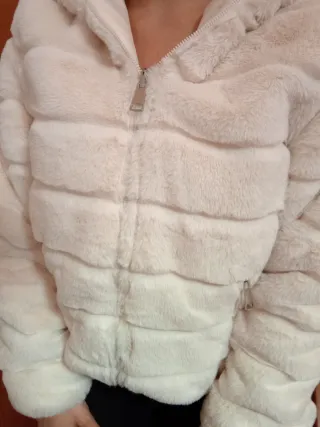 Chaqueta pelo sintético con capucha