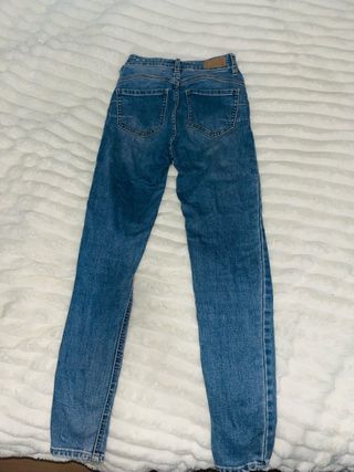 Vaqueros pitillo azules desgastados