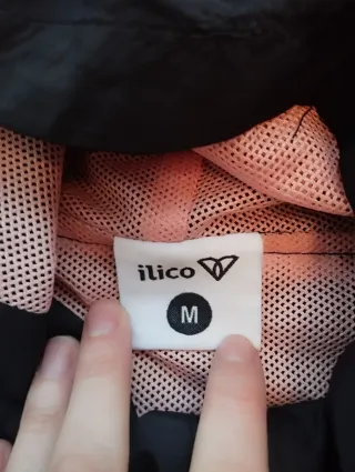 Cortavientos negro con capucha