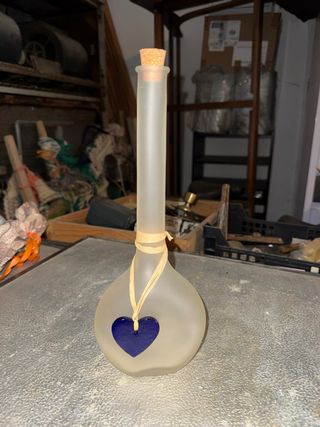 Botella decorativa con corazón azul