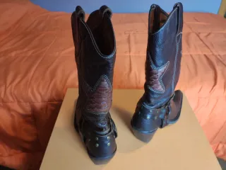 Botas camperas piel marrón con estrellas