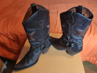 Botas camperas piel marrón con estrellas