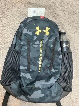 Mochila Under Armour Hustle Negra y Dorada