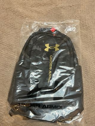Mochila Under Armour Hustle Negra y Dorada