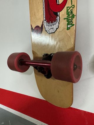 Longboard con diseño de calavera