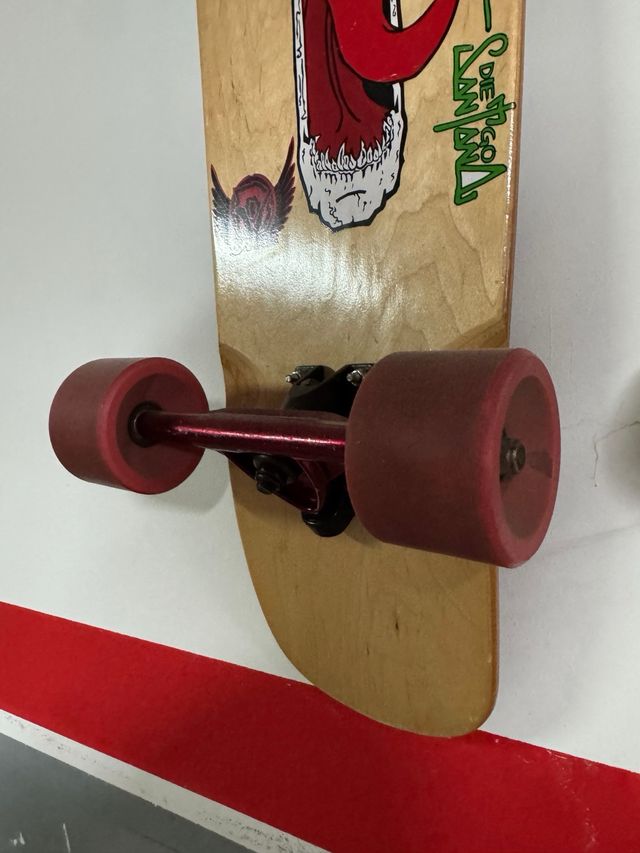 Longboard con diseño de calavera