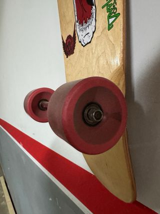 Longboard con diseño de calavera