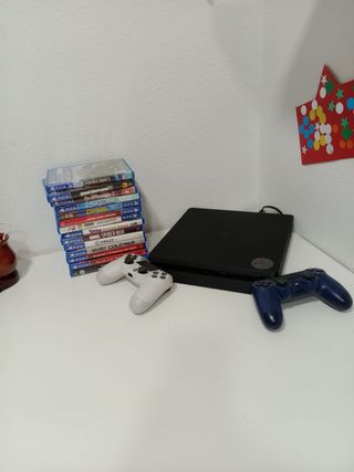 PS4 con due controller e giochi