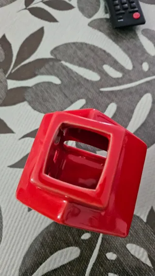 Casita portavelas de cerámica roja