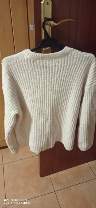 Jersey blanco de punto ,y el otro crudo 8€ los 2